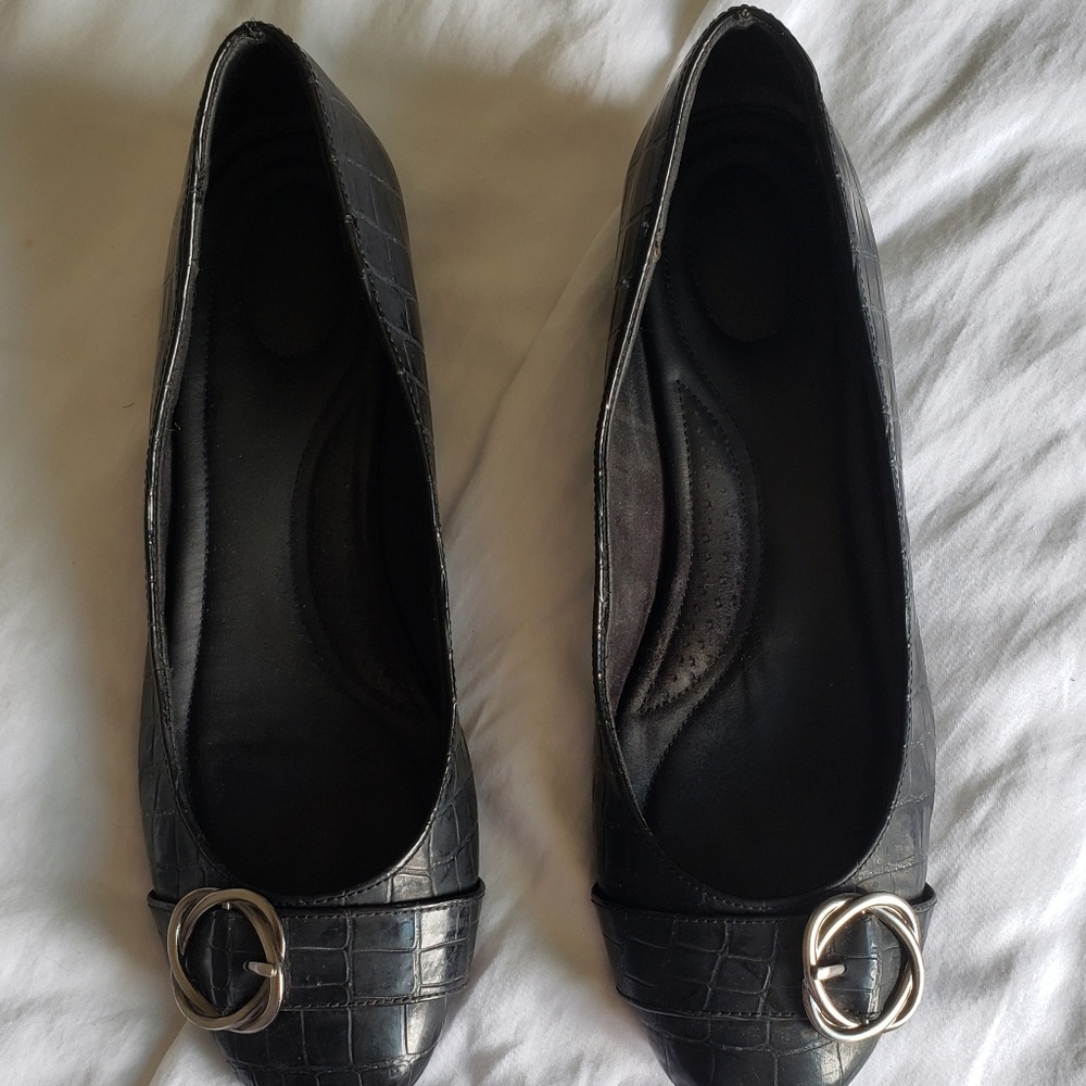 Women's black flats